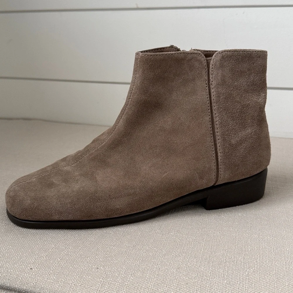 Women’s AEROSOLES Taupe Suede Ankle Booties - Picture 4 of 5